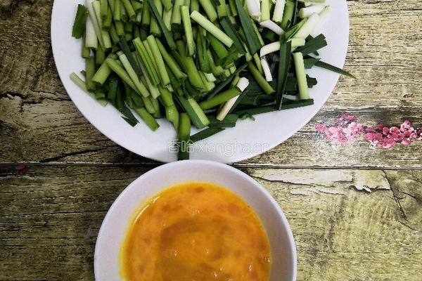 大蒜炒鸡蛋的做法图解1