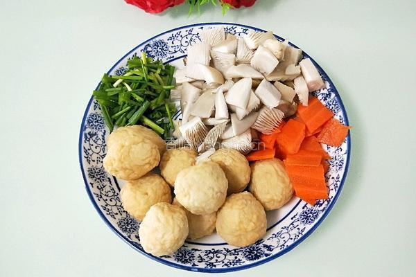 黑平菇炒鱼圆的做法图解2
