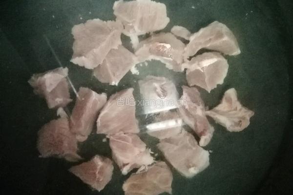 土豆烩肉的做法图解1