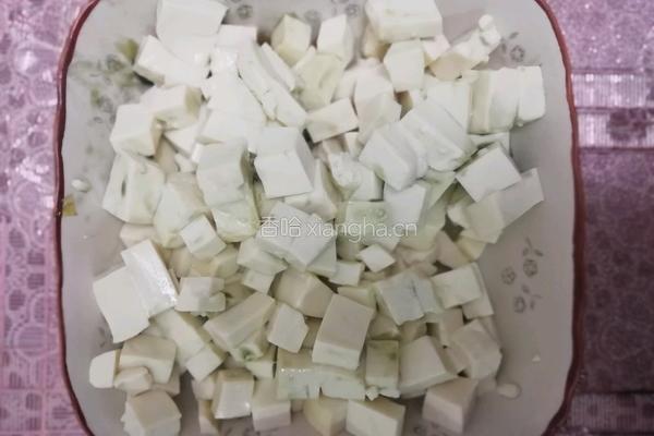皮蛋豆腐的做法图解1