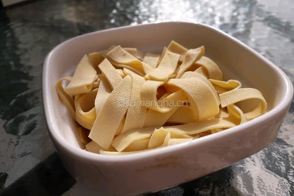 腊肠蒸豆皮的做法图解1