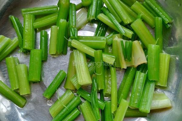 芹菜花生米的做法图解2