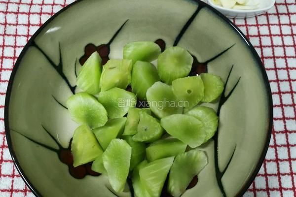 十分钟之速食 青笋炒香肠的做法图解1