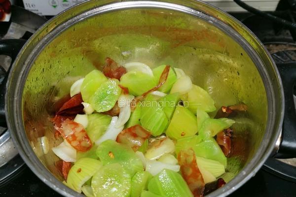 十分钟之速食 青笋炒香肠的做法图解4
