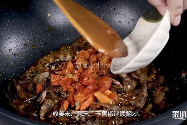 香辣手撕小鱼干的做法图解7