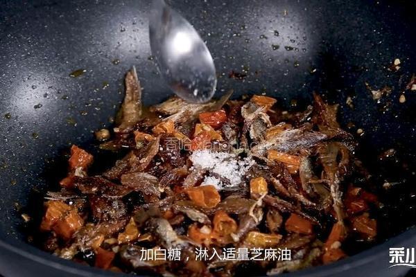 香辣手撕小鱼干的做法图解8