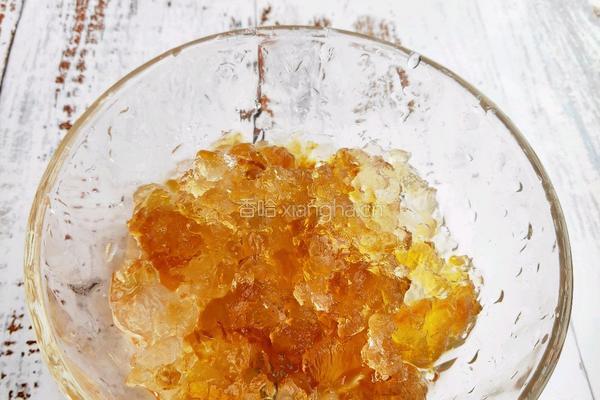 桃胶皂角米银耳羹的做法图解2
