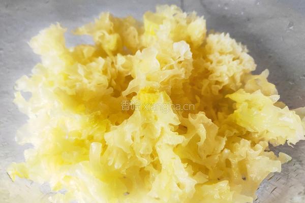 桃胶皂角米银耳羹的做法图解4