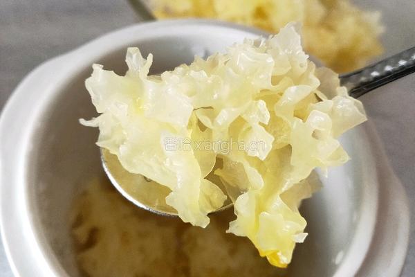 桃胶皂角米银耳羹的做法图解5
