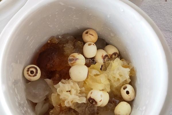 桃胶皂角米银耳羹的做法图解7