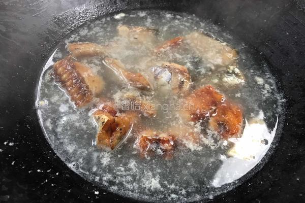 荷叶蒸腊鱼的做法图解3