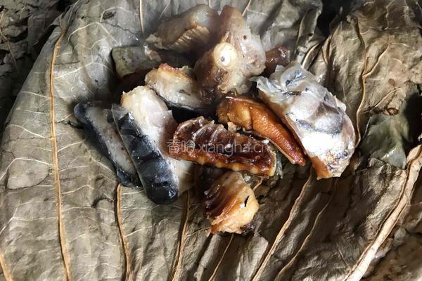 荷叶蒸腊鱼的做法图解7