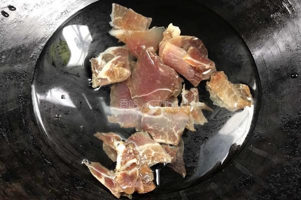 腊肉炖霉豆渣的做法图解1