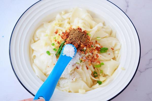 饺子皮油泼面的做法图解13