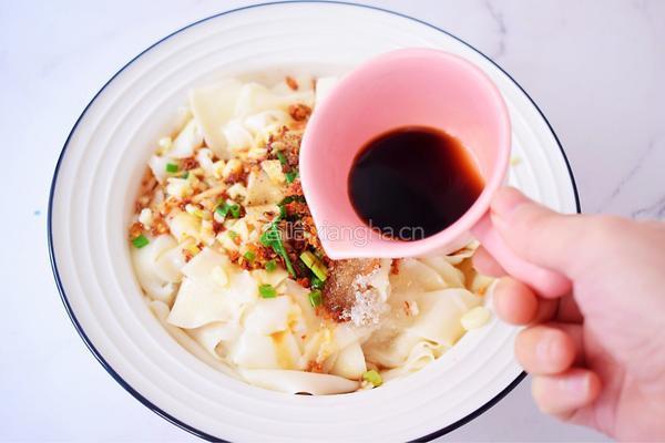 饺子皮油泼面的做法图解17