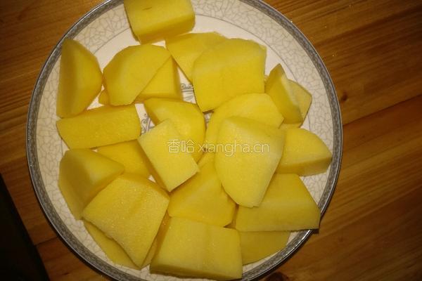 土豆闷鸡的做法图解1