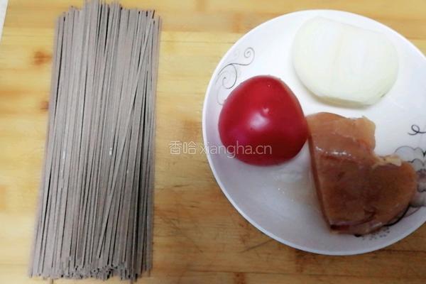 减肥餐～荞麦面条炒鸡胸肉的做法图解1