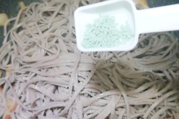 减肥餐～荞麦面条炒鸡胸肉的做法图解9