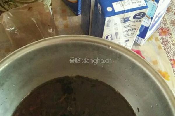 烧鲜草奶茶的做法图解1