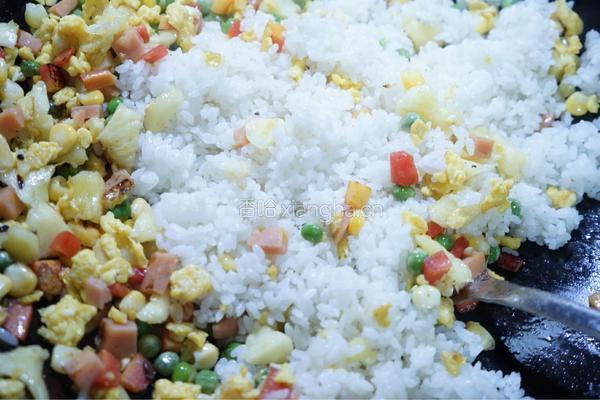 凤梨（菠萝）炒饭的做法图解4