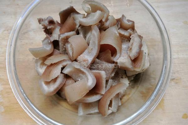土豆焖猪皮的做法图解2