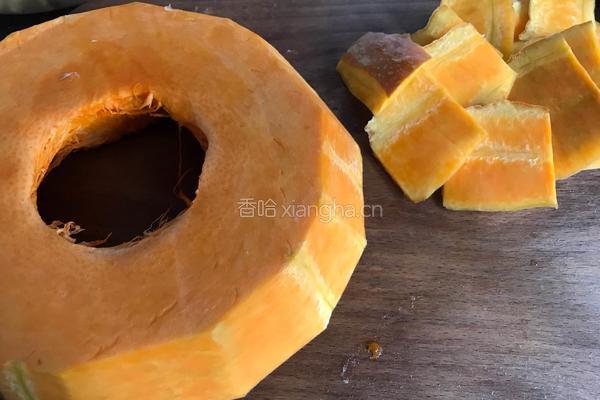 葡萄干蒸南瓜的做法图解1