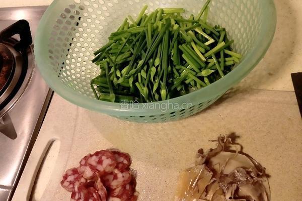 腊肠墨鱼炒蒜苔的做法图解1