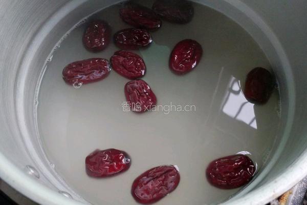 婴儿辅食之红枣红萝卜奶粉粥的做法图解1