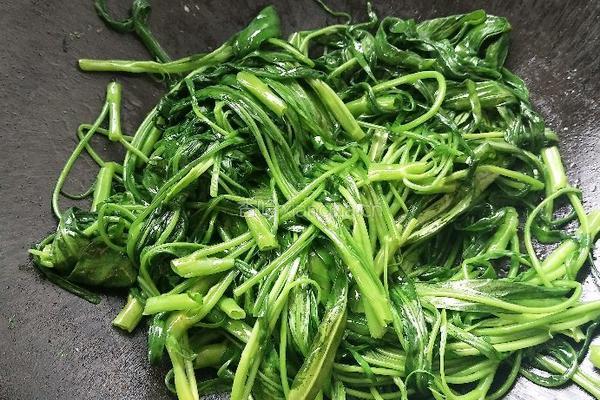 五花肉炒空心菜的做法图解4