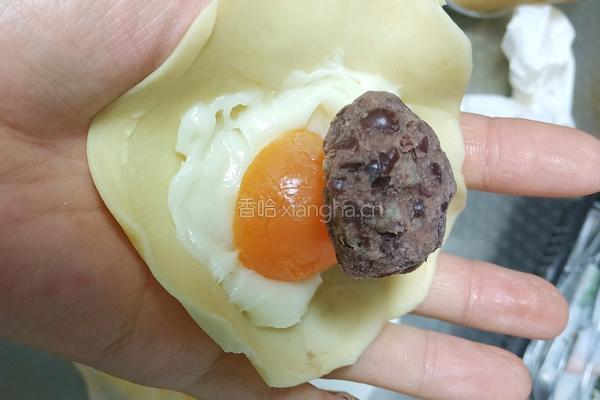 奶香味十足的麻薯蛋黄酥的做法图解13