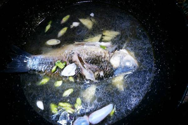 鲫鱼豆腐汤的做法图解3