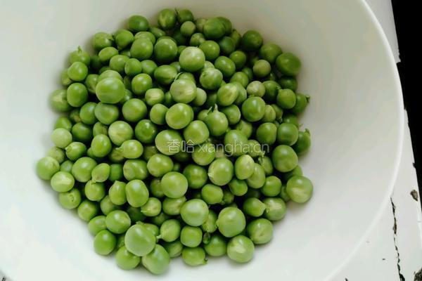 鲜虾滑蛋炒豌豆的做法图解2