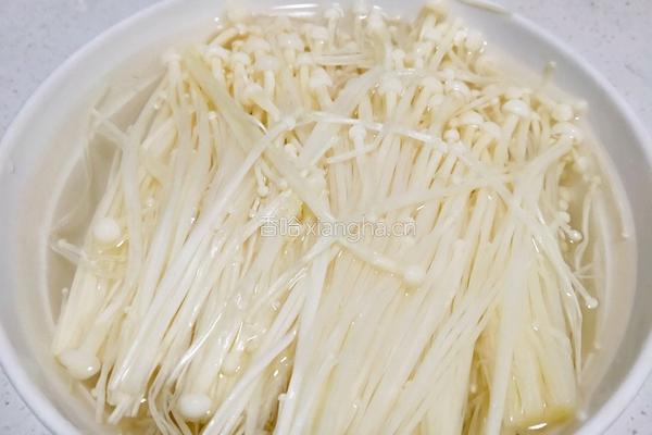 凉拌金针菇的做法图解1