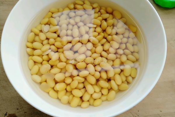 黄豆炖海带的做法图解2