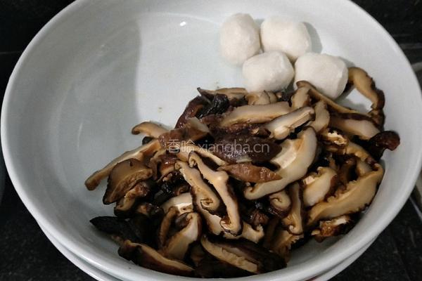 黑胡椒香菇鱼丸汆肉汤面的做法图解1