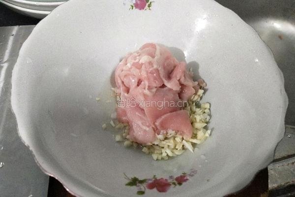 黑胡椒香菇鱼丸汆肉汤面的做法图解2