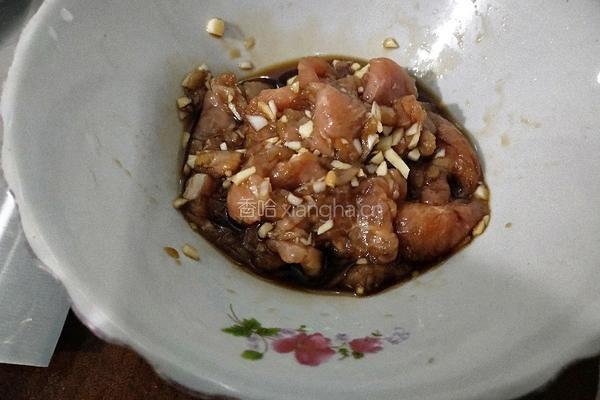 黑胡椒香菇鱼丸汆肉汤面的做法图解3