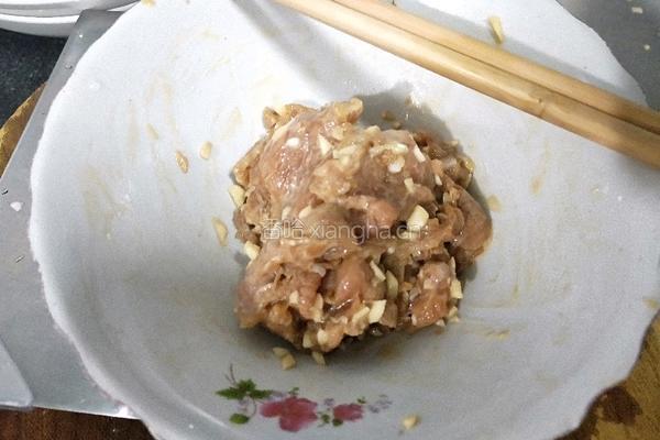 黑胡椒香菇鱼丸汆肉汤面的做法图解4