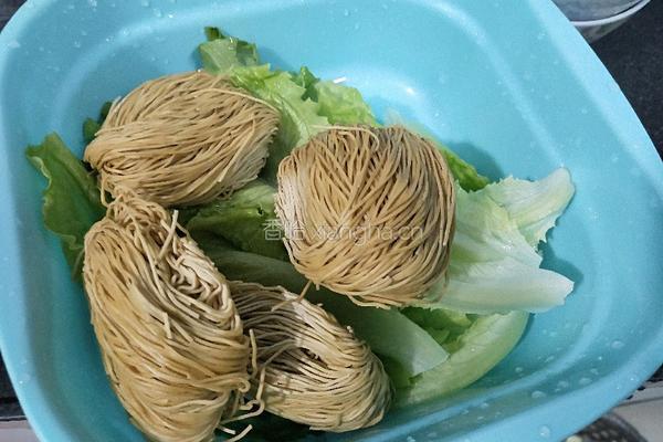 黑胡椒香菇鱼丸汆肉汤面的做法图解5