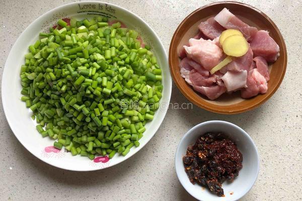 蒜苔炒肉沫的做法图解2
