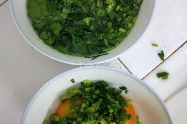 香菜鸡蛋卷的做法图解3