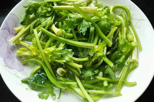 芹菜炒扇贝的做法图解1
