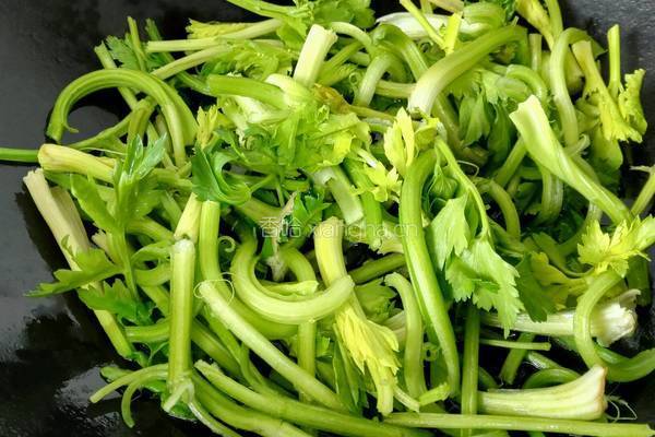 芹菜炒扇贝的做法图解3