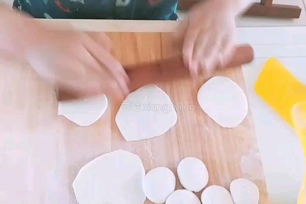 荠菜豆腐馅儿饺子的做法图解6