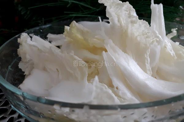 腌上就能吃的懒人辣白菜的做法图解1