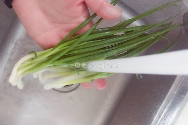 快手葱油拌面的做法图解1