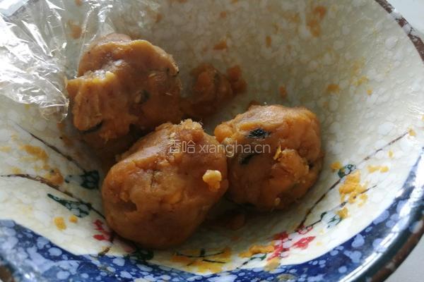 蛋黄肉松艾草青团的做法图解4