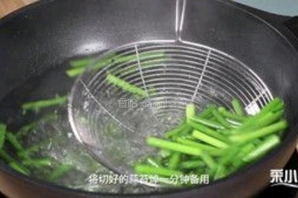 响螺片炒蒜薹的做法图解2