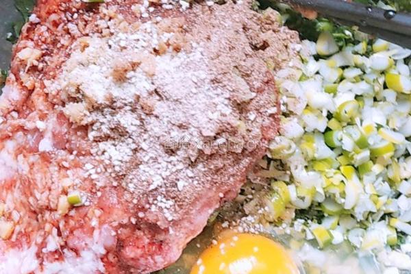 荠菜猪肉丸子的做法图解3
