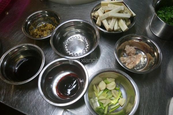 咸鱼茄子煲的做法图解1